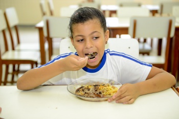 ALIMENTAÇÃO ESCOLAR: ALUNOS SE ALIMENTANDO