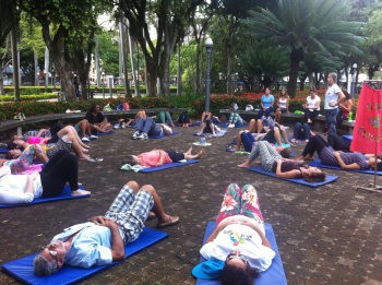 Relaxamento após aula de ginástica no Parque Moscoso