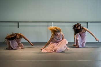 Coreografia do Balé Cia da Ilha sobre Carmélia de Souza