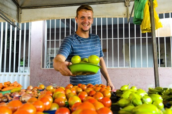 Feirante na barraca venendo limão na feira de Andorinhas