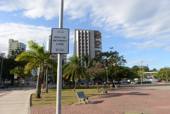 Placa indicativa de Área de Internet Livre
