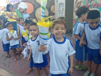 Alunos recepcionam a tocha