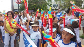 Alunos recepcionam a tocha