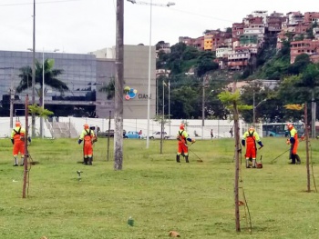 Limpeza do gramado no Centro Esportivo Tancredão