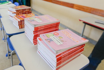 Livros didáticos na EMEFTI Eunice Pereira Silveira