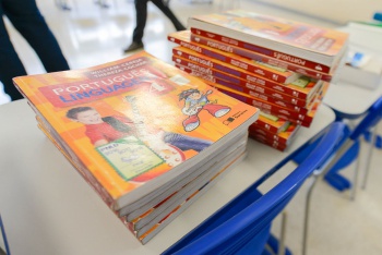 Livros didáticos na EMEFTI Eunice Pereira Silveira