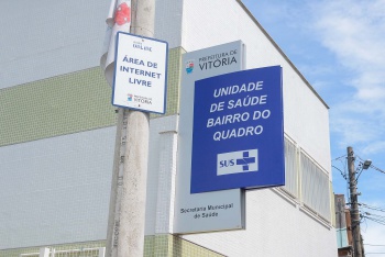 Área de Internet Livre e fachada da Unidade de Saúde Bairro do Quadro