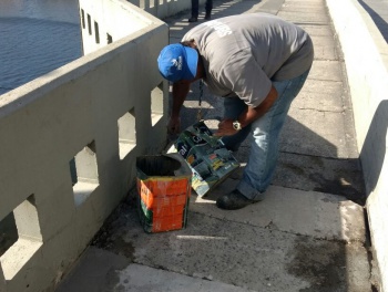 Troca de placas na passarela da ponte Ayrton Senna