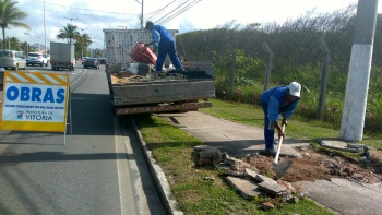Manutenção da ciclovia em Jardim Camburi