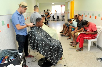 Momento de Beleza - Oficina com Cabeleireiros, Massagista, Maquiadores na Escola da Vida