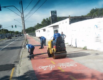 Ciclovia com pavimento em asfalto recebe tratamento de tapa-buraco