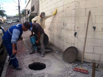 Walmart Troca de tampa de poço de visita