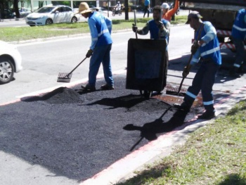 Tapa-buraco é executado na Avenida Saturnino de Brito próximo ao Bob