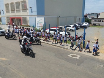 Agentes prestam apoio a alunos da Emef Eunice Pereira