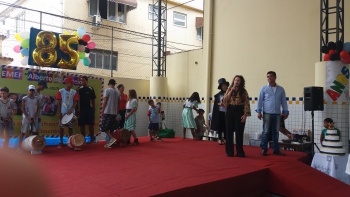 Secretária Adriana participa de festa de Emef