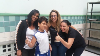 Juan com a professora especializada, professora regente e a diretora da EMEF Ceciliano Abel