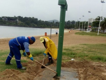Manutenções continuam nos chuveiros da orla de Camburi