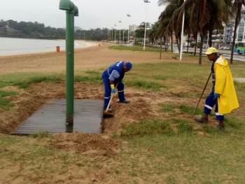 Manutenções continuam nos chuveiros da orla de Camburi