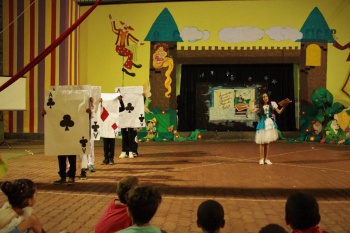 crianças participam do Teatro infantil na Mostra Cultural do Cajun Nova Plaestina