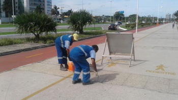 Manutenção no calçadão de Camburi