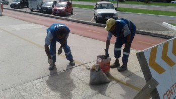 Manutenção no calçadão de Camburi