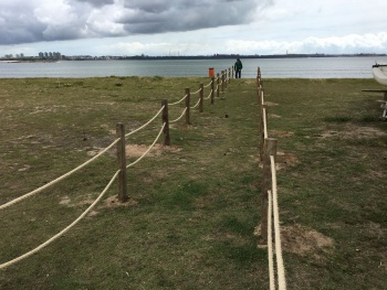 Cercamento de restinga em Camburi