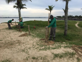 Cercamento de restinga em Camburi