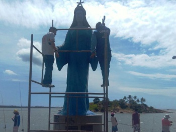 Concluída pintura na estátua de Iemanjá na orla de Camburi