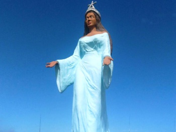 Concluída pintura na estátua de Iemanjá na orla de Camburi