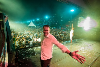 prefeito luciano rezende no palco da praia de camburi