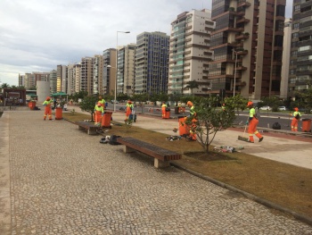 limpeza da praia de Camburi na manhã do dia 1 de dezembro