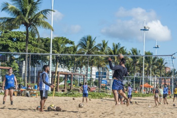 Pessoas praticando esporte na Praia de Camburi