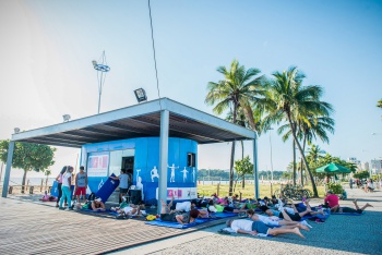 Pessoas se exercitando no módulo do SOE na Praia de Camburi