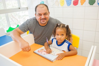 Trabalho de inclusão no CMEI Carlos Alberto Martinelli de Souza com a aluna Ketlen