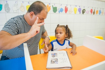 Trabalho de inclusão no CMEI Carlos Alberto Martinelli de Souza com a aluna Ketlen