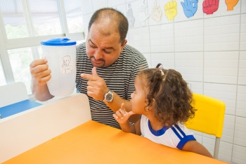 Trabalho de inclusão no CMEI Carlos Alberto Martinelli de Souza com a aluna Ketlen