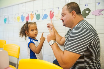 Trabalho de inclusão no CMEI Carlos Alberto Martinelli de Souza com a aluna Ketlen