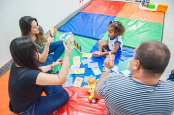 Trabalho de inclusão no CMEI Carlos Alberto Martinelli de Souza com a aluna Ketlen