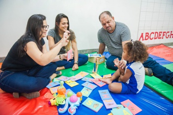 Trabalho de inclusão no CMEI Carlos Alberto Martinelli de Souza com a aluna Ketlen