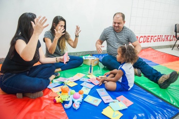 Trabalho de inclusão no CMEI Carlos Alberto Martinelli de Souza com a aluna Ketlen