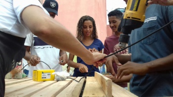 Oficina de marcenaria na Casa de Juventude