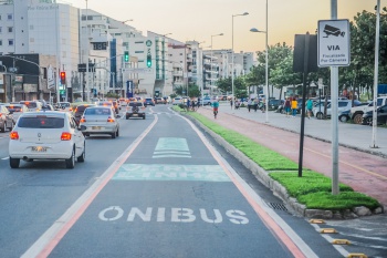 Linha Verde na Avenida Dante Michelini - Praia de Camburi