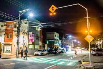 Faixa de pedestres iluminada em frente à Escola da Vida