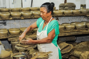 Paneleira de Goiabeiras no ofício de produzir panela de barro