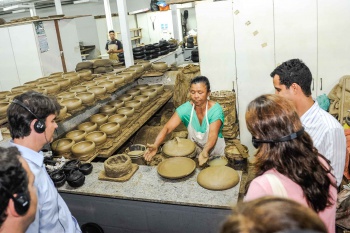 Paneleira de Goiabeiras no ofício de produzir panela de barro