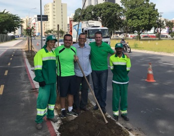 Plantio de árvores na Adalberto Simão Nader