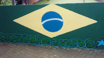 Muro pintado com a bandeira do Brasil no Cajun Jaburu por causa da Copa do Mundo
