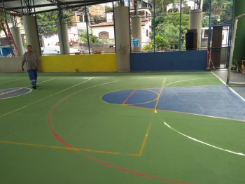 equipe da prefeitura pintando quadra com cores do Brasil na Piedade