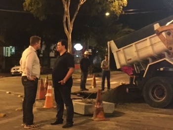 carro cai dentro de buraco após asfalto ceder