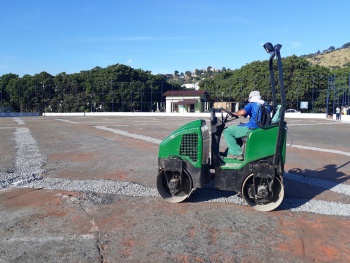 Visita obra do campo de grama sintética em Redenção